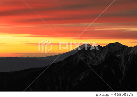 甲斐駒ヶ岳から望む朝焼けの富士山 46800278
