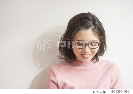 おしゃれ眼鏡の女の子 おしゃれ眼鏡の女の子 46800496