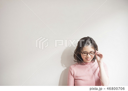 おしゃれ眼鏡の女の子 46800706