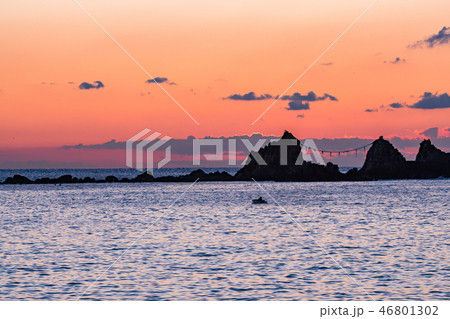 (神奈川県)真鶴半島三ツ石海岸の日の出 (神奈川県)真鶴半島三ツ石海岸の日の出 46801302