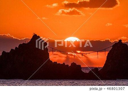 (神奈川県)真鶴半島三ツ石海岸の日の出 (神奈川県)真鶴半島三ツ石海岸の日の出 46801307