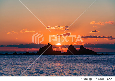(神奈川県)真鶴半島三ツ石海岸の日の出 (神奈川県)真鶴半島三ツ石海岸の日の出 46801322