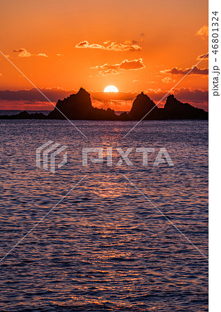 （神奈川県）真鶴半島三ツ石海岸の日の出 46801324