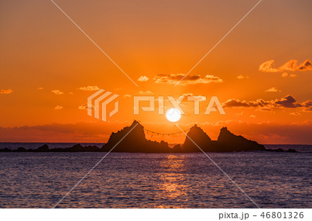 （神奈川県）真鶴半島三ツ石海岸の日の出 46801326