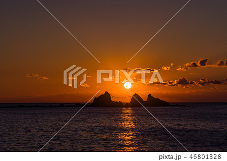 （神奈川県）真鶴半島三ツ石海岸の日の出 46801328