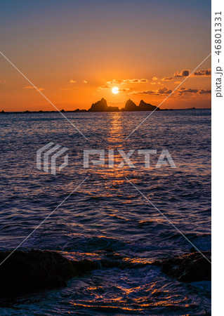 （神奈川県）真鶴半島三ツ石海岸の日の出 46801331