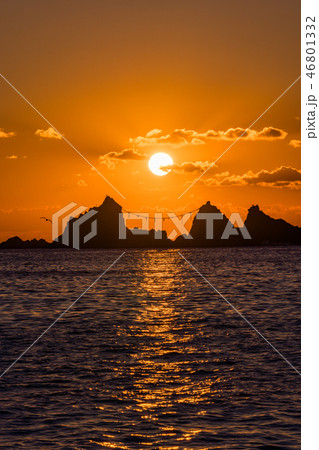 （神奈川県）真鶴半島三ツ石海岸の日の出 46801332