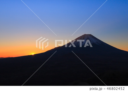 朝焼けの富士山　精進湖パノラマ台 46802452