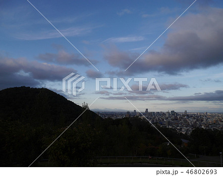 夕方の旭山記念公園からみた自然あふれる札幌の街 46802693