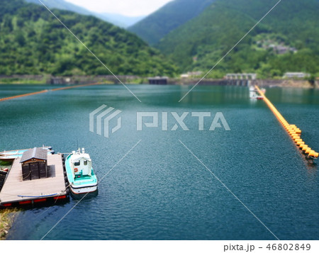 湖に停泊する船 46802849