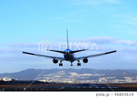 大阪国際空港 飛行機 着陸態勢 大阪国際空港 飛行機 着陸態勢 46803619
