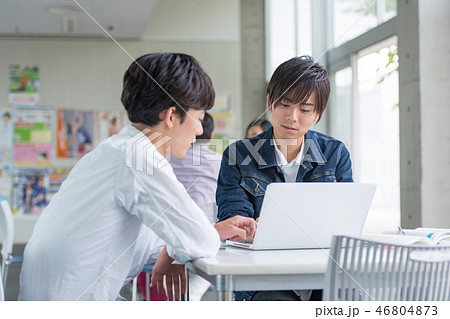 若い男性、大学生、専門学生 若い男性、大学生、専門学生 46804873