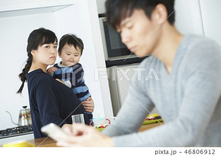 育児に協力しない夫に怒る妻 46806912
