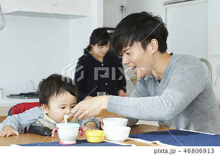 家族　育児　離乳食 46806913