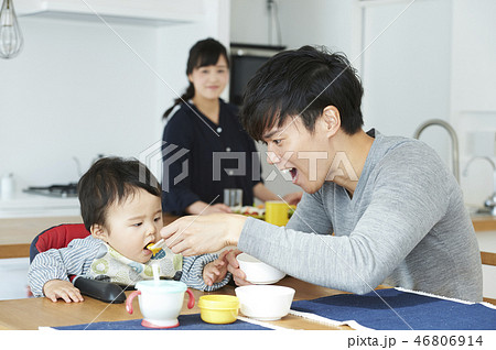 家族　育児　離乳食 46806914