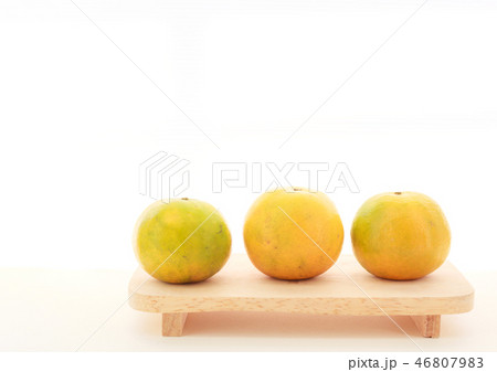 fresh green and orange tangerine (citrus,mandarin) 46807983
