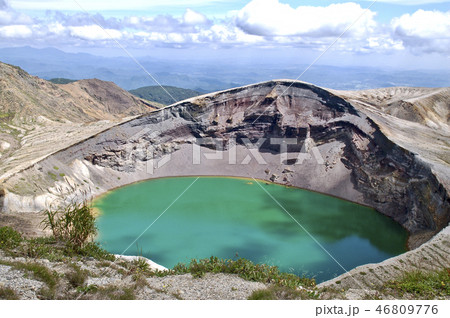秋　蔵王刈田岳　お釜　水面に映る雲の陰 46809776