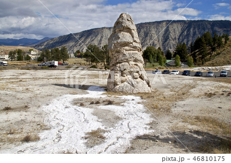 イエローストーン国立公園　マンモス･ホットスプリング　リバティーキャップ 46810175