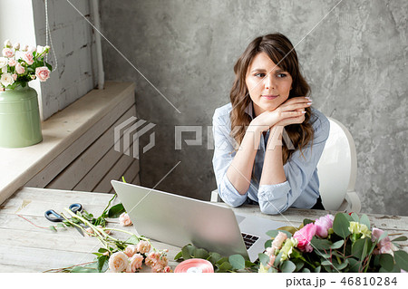 Woman blogger and content creators of social networks and blog flower shop. The concept of online 46810284