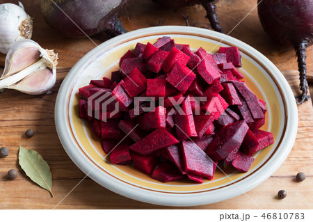 Sliced red beets on a plate 46810783
