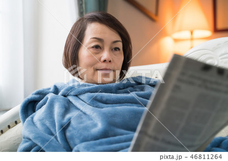 新聞を読む女性 46811264
