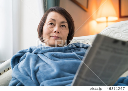 新聞を読む女性 新聞を読む女性 46811267