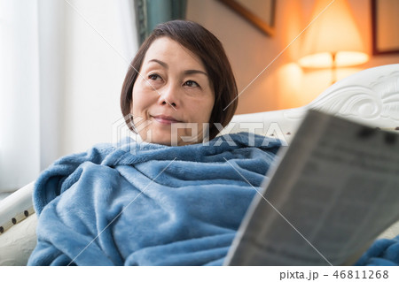 新聞を読む女性 新聞を読む女性 46811268