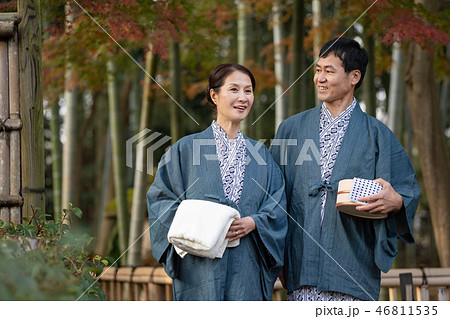 ミドルシニア夫婦 温泉旅行 浴衣 露天風呂 イメージの写真素材