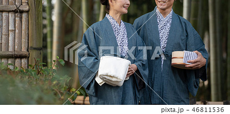 ミドルシニア夫婦 温泉旅行 浴衣 露天風呂 イメージ 46811536