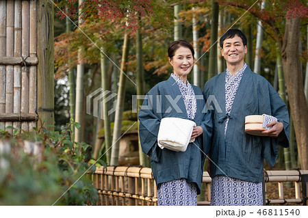 ミドルシニア夫婦 温泉旅行 浴衣 露天風呂 イメージの写真素材