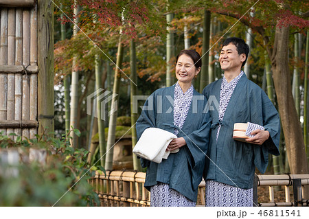 ミドルシニア夫婦 温泉旅行 浴衣 露天風呂 イメージ 46811541