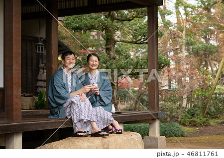 ミドルシニア夫婦 温泉旅行 浴衣 旅館 イメージの写真素材