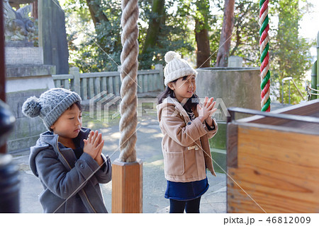 初詣をする子供 初詣をする子供 46812009