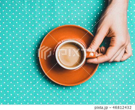 hand holding cup of coffee. hand holding cup of coffee. 46812432