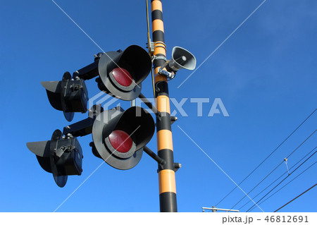 青空と踏切 46812691