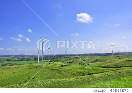 北海道　宗谷丘陵の果てしない大空と風車 46812876