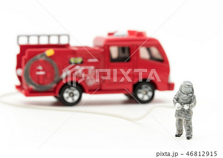 消防隊と消防車: firefighter and fire truck 46812915