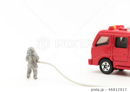 消防隊と消防車: firefighter and fire truck 46812917