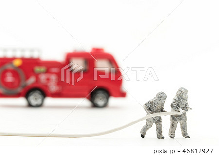 消防隊と消防車: firefighters and fire truck 46812927