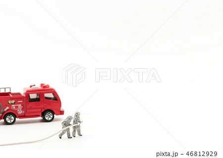 消防隊と消防車: firefighters and fire truck 46812929