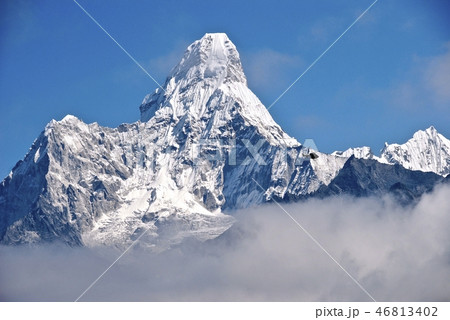 ホテル・エベレストビューのテラスからアマ・ダブラムを望む 46813402