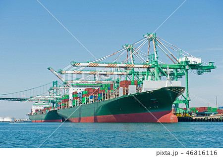 ロングビーチ港の荷揚げ(海側からの見た目) ロングビーチ港の荷揚げ(海側からの見た目) 46816116