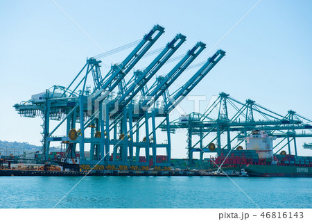 ロングビーチ港の荷揚げの重機（海側からの見た目） 46816143