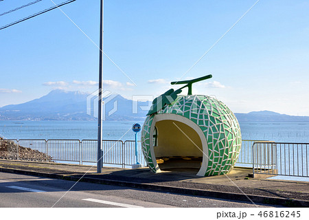 フルーツバス停　平原バス停　遠望は島原半島雲仙普賢岳　長崎県諫早市小長井町 46816245