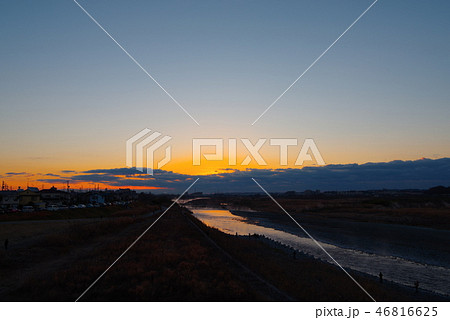 初日の出前の多摩川の朝焼け 46816625