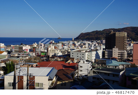 温泉街伊東の街並み遠景に海を望む 温泉街伊東の街並み遠景に海を望む 46817470