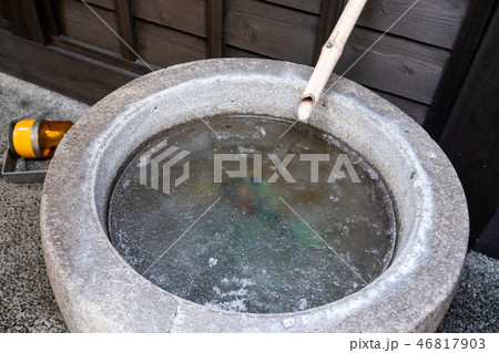 凍結した水瓶 46817903