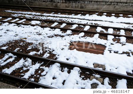 雪の積もった線路 46818147