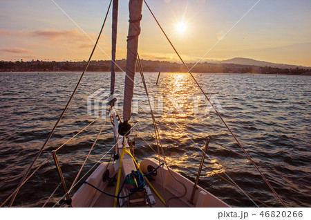ヨットの上から眺める夕景 46820266