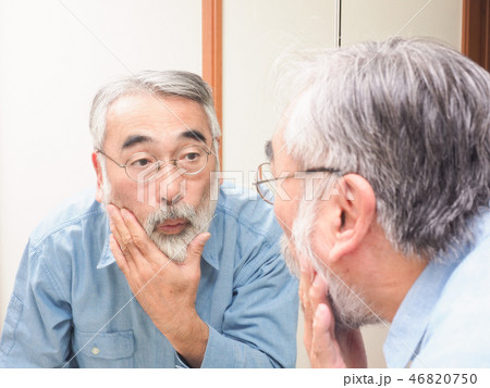 鏡を見る男性 46820750